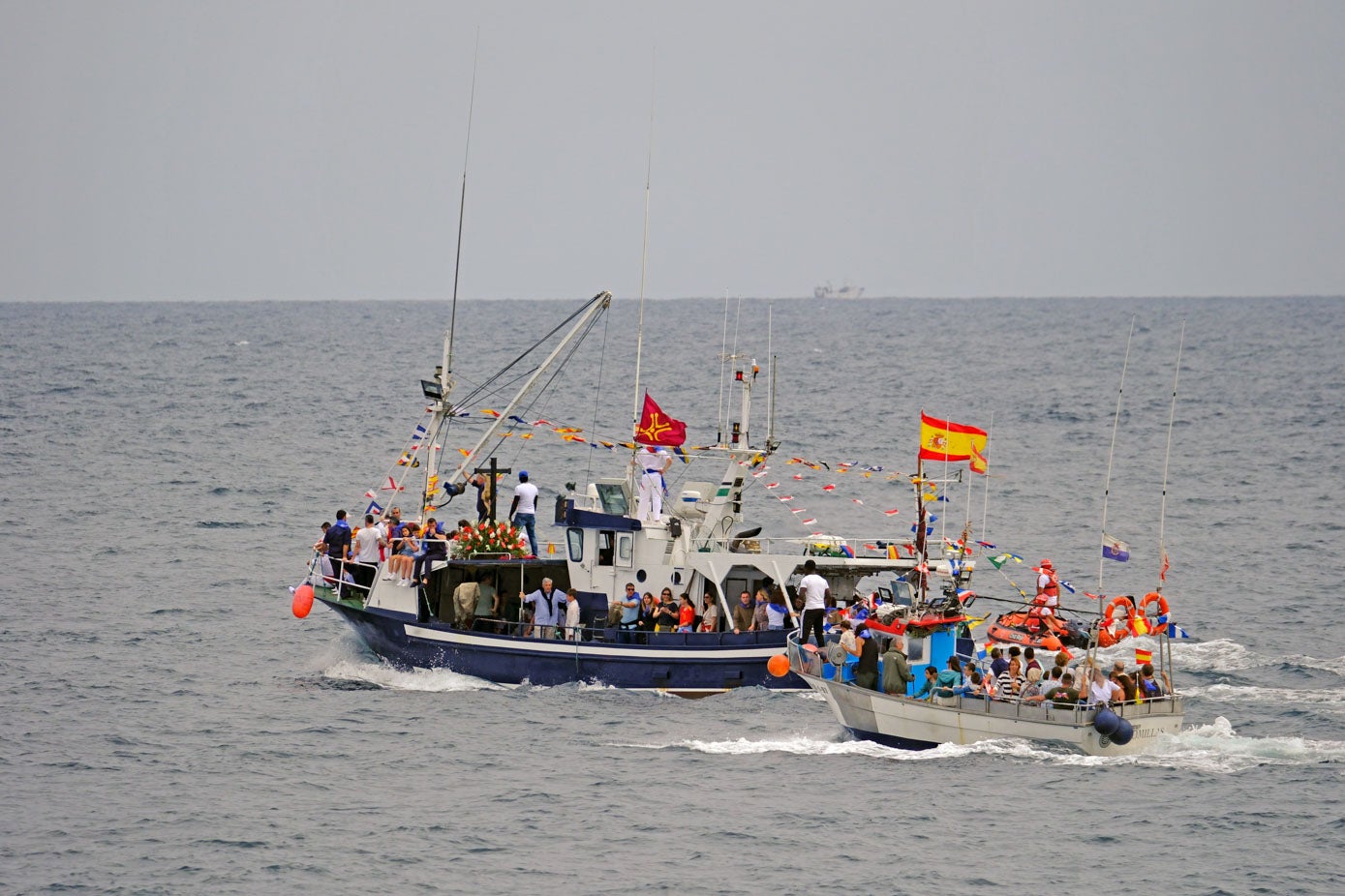 Otros barcos han acompañado al Cristo en la procesión