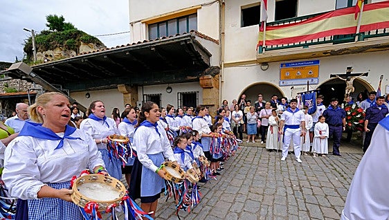 El Santo Cristo del Amparo vuelve a hacerse a la mar en Comillas
