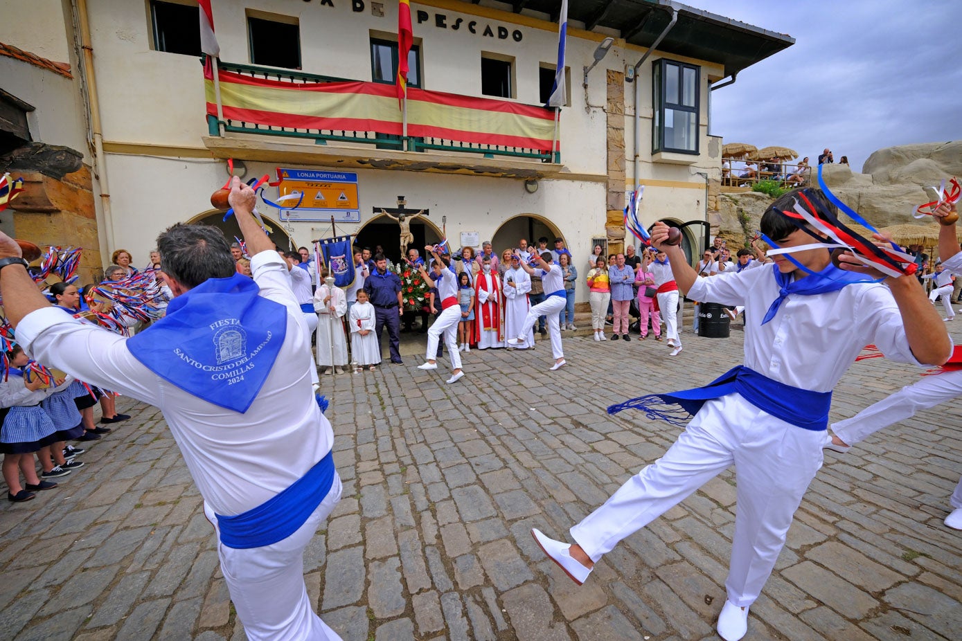 Un momento de las danzas ante el Cristo del Amparo