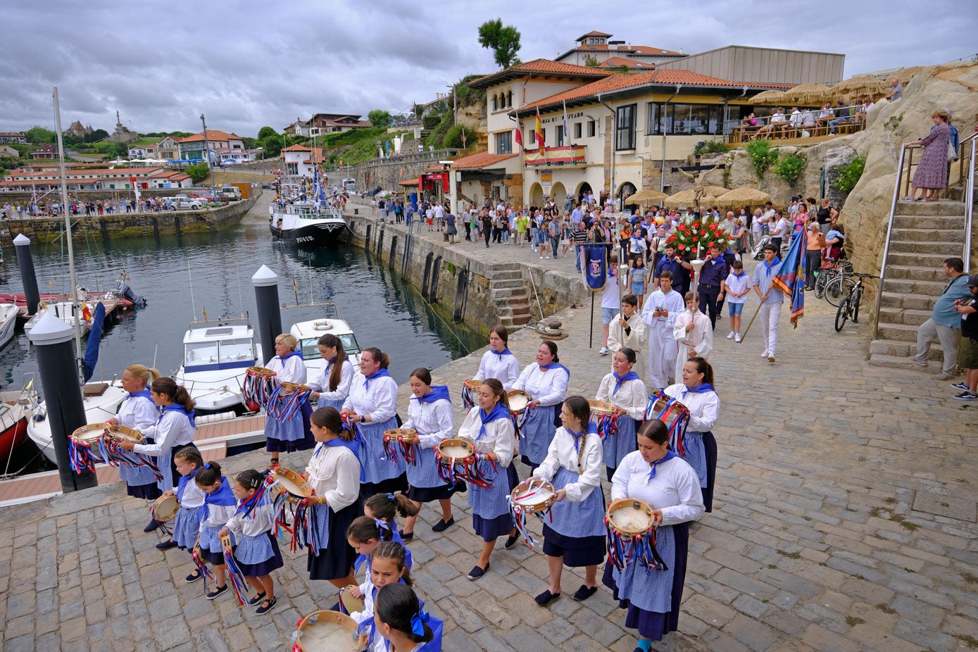 Noceda ha señalado que «estamos viviendo una de las fiestas más bonitas y con actividades para todas las edades, música, juegos, atracciones, deporte y pasacalles, todo para honrar al Santo Cristo del Amparo patrón de los pescadores de Comillas». 