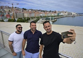 Tres amigos se sacan una foto en la azotea del Centro Botín, todo un imán turístico.