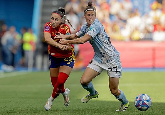 La cántabra Athenea (i) disputa un balón ante Deloose, de Bélgica.