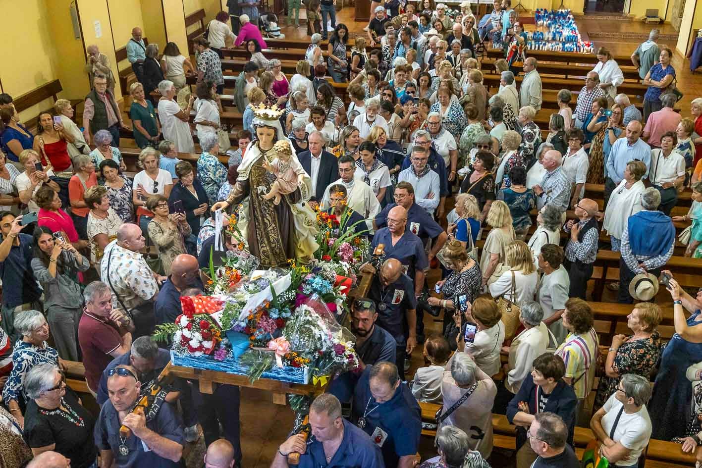 Los feligreses en la iglesia Nuestra Señora del Carmen, en el Barrio Pesquero.