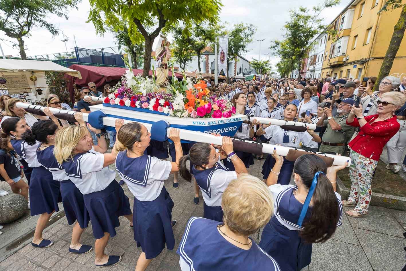 Las mujeres portaron la imagen pequeña de la Virgen. 