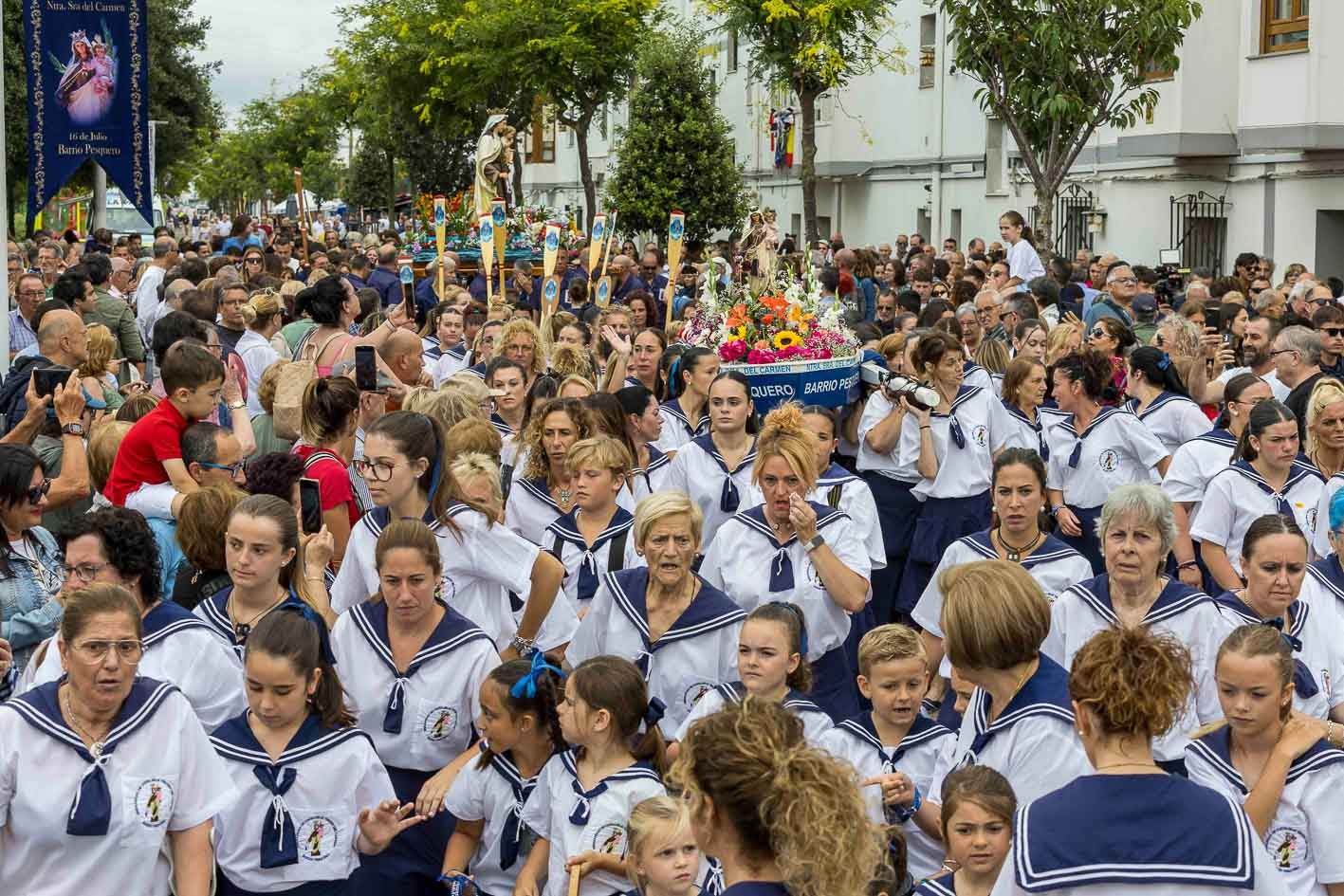 El atuendo marinero imperó en la procesión. 