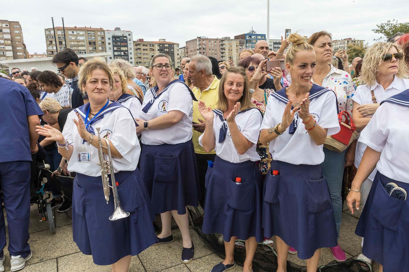 Los aplausos a la llegada de la Virgen. 