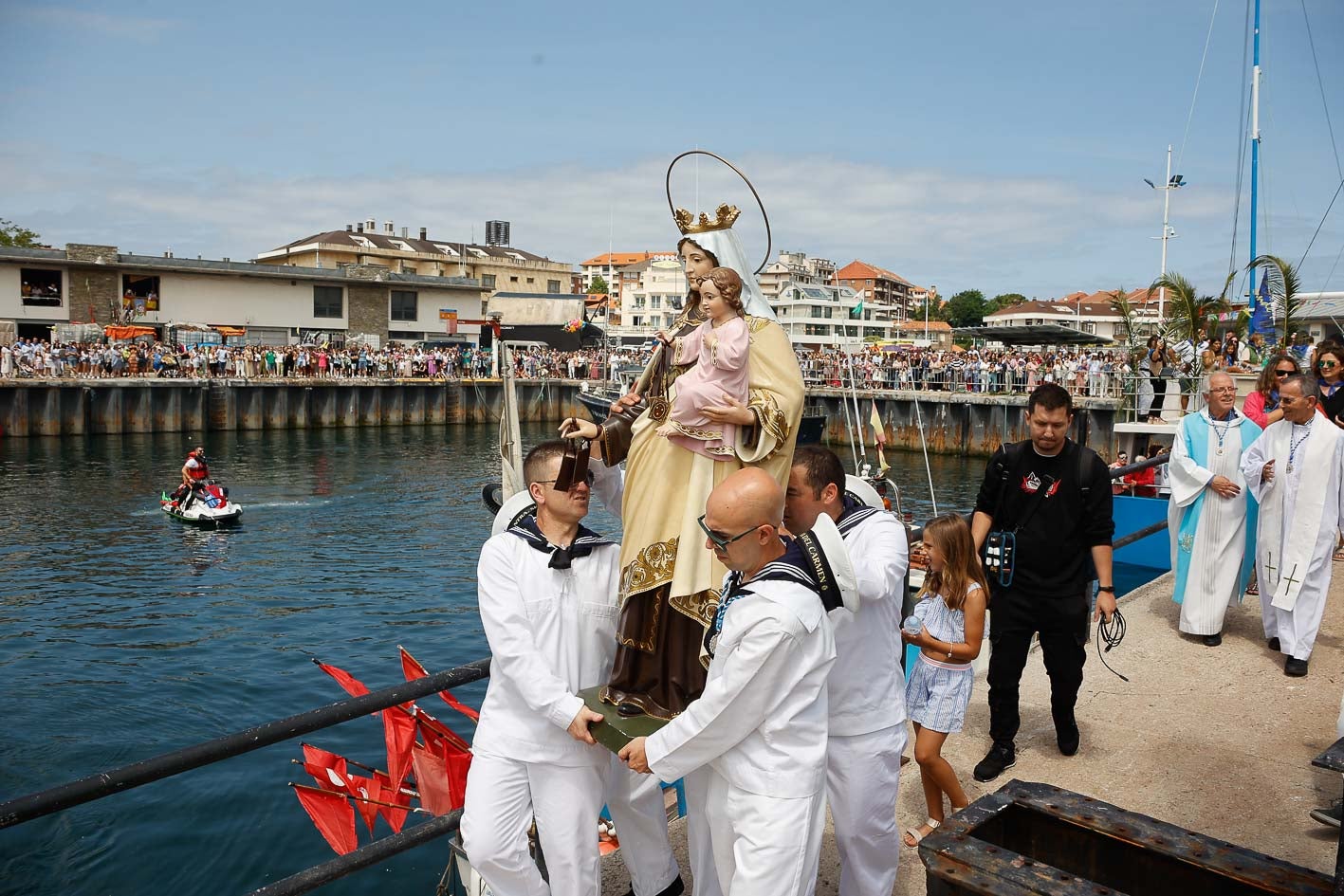 La virgen del Carmen ha llegado al puerto de Suances seguida por las autoridades regionales, locales y eclesiásticas y cientos de personas. 