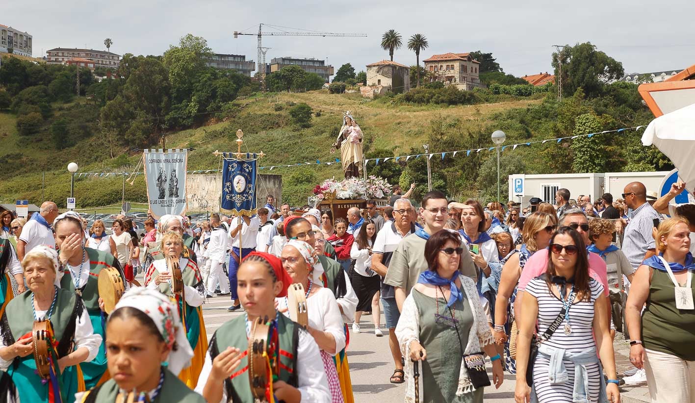 En primer lugar ha habido una misa esta mañana a la que ha seguido la procesión terretre y marítima. 