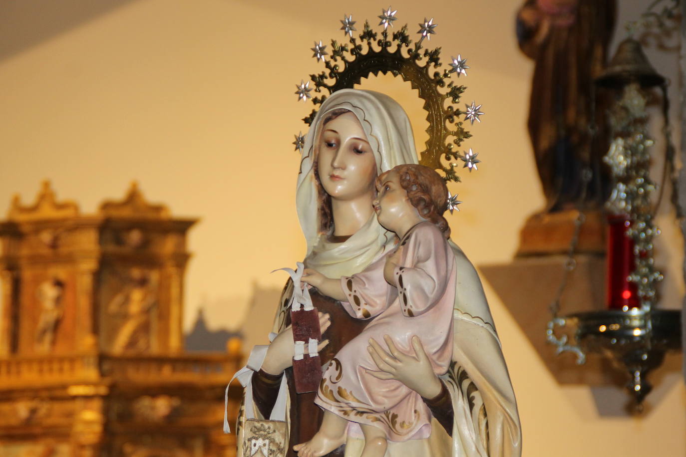 La Virgen del Carmen, momentos antes de ser levantada de su capilla.