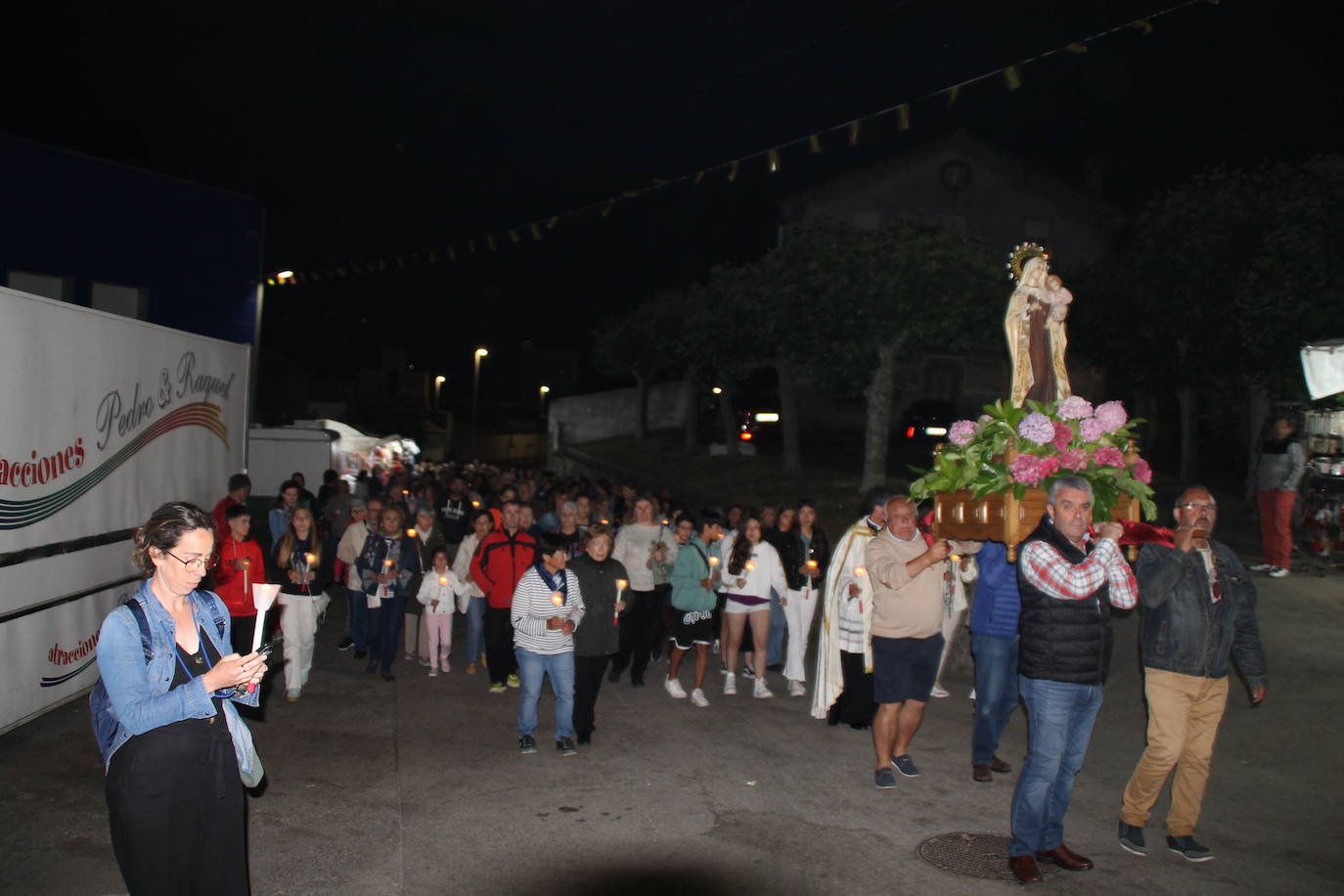 El paso dio comienzo a las 23.00 horas, subiendo en primer lugar hasta la Plaza de España.