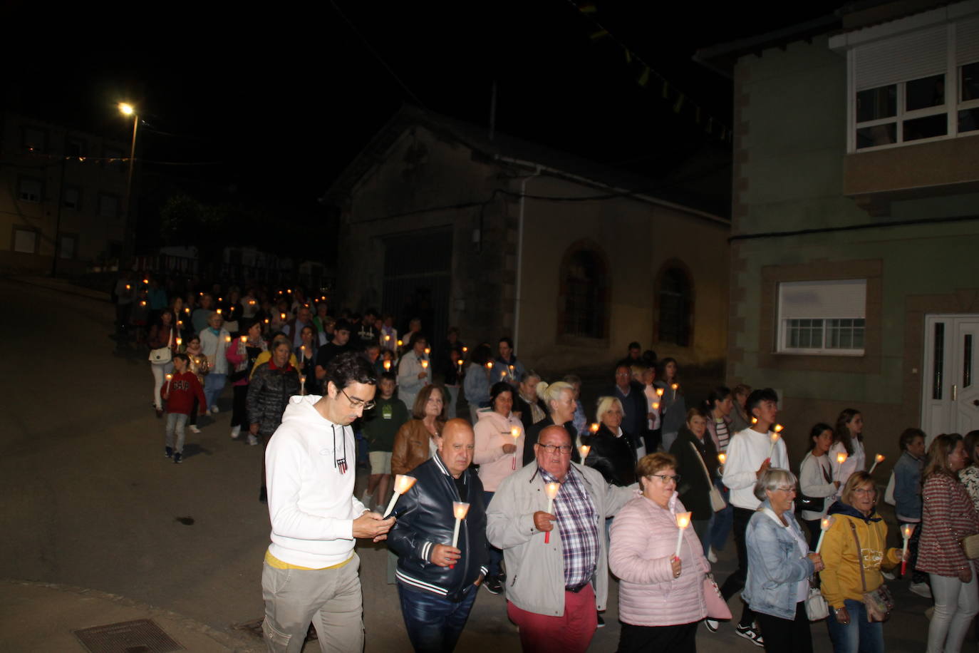 Los vecinos de Mataporquera momentos antes de llegar al edificio consistorial.