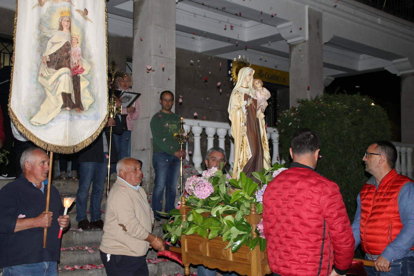 La Virgen recibió su ofrenda floral a las puertas del Ayuntamiento.