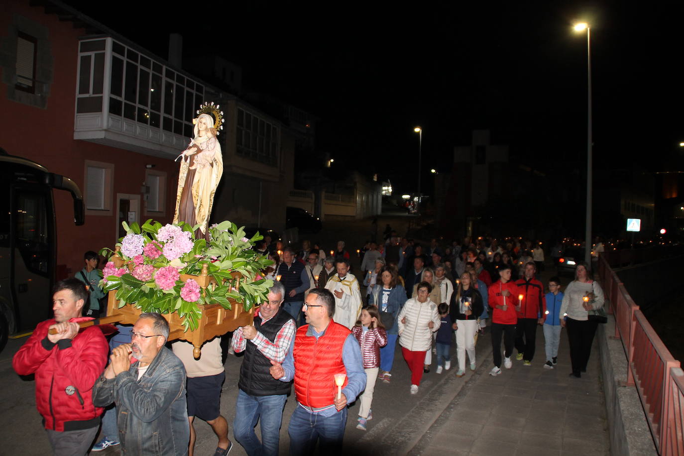 La marcha continuó en dirección a los locales ferroviarios, junto a las vías del tren.