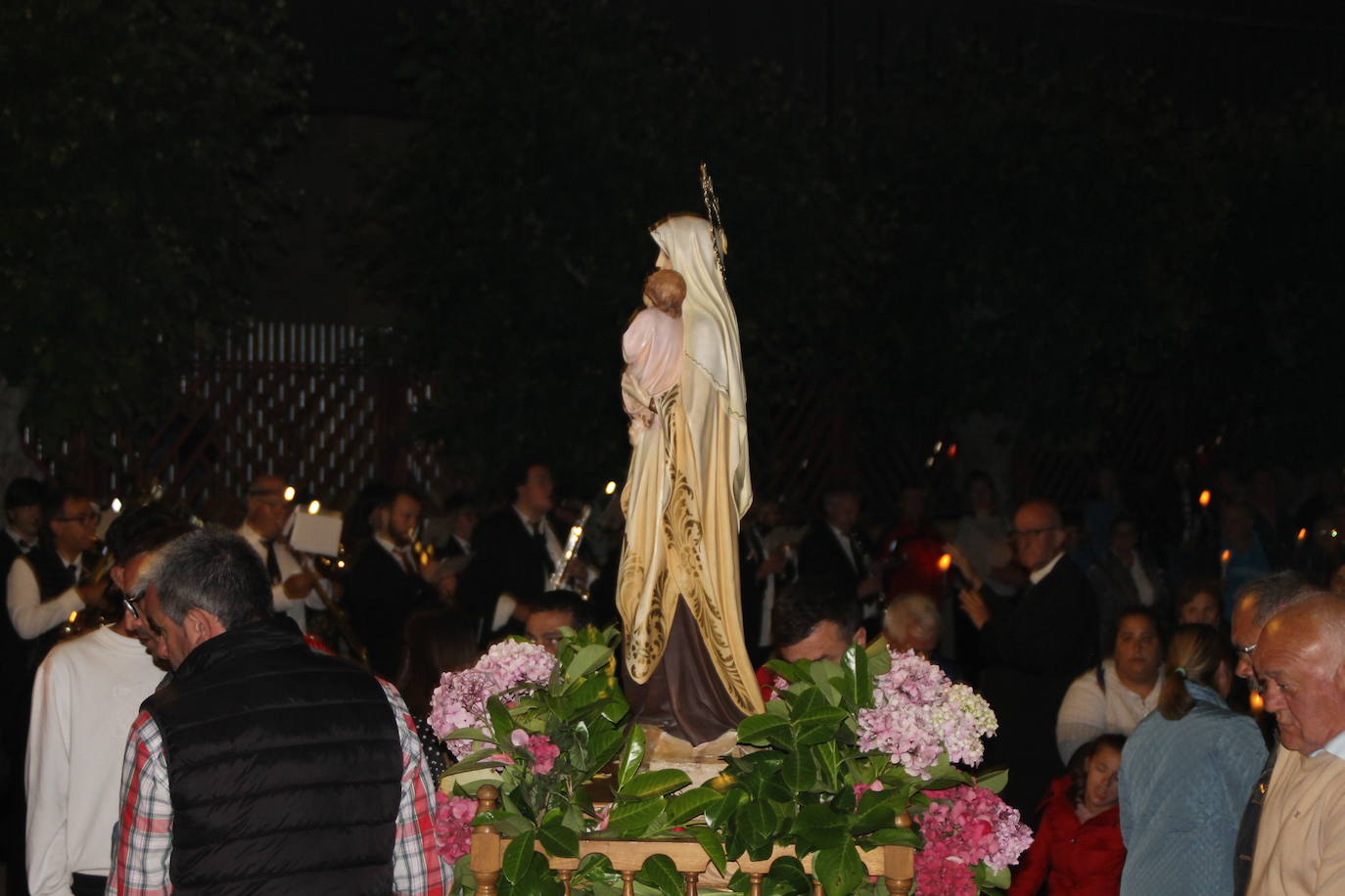 La Virgen se retiró del vagón para ser llevada a los locales ferroviarios, donde pasará la noche hasta la procesión del día del Carmen.