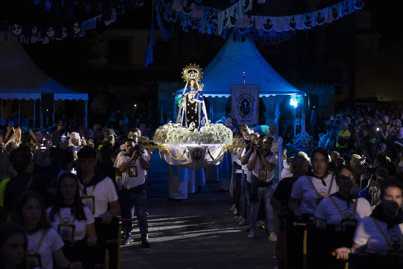 La Virgen del Carmen, a bordo de una embarcación, fue llevada a hombros por el entorno de la ermita y engalonada con flores blancas e iluminación. 