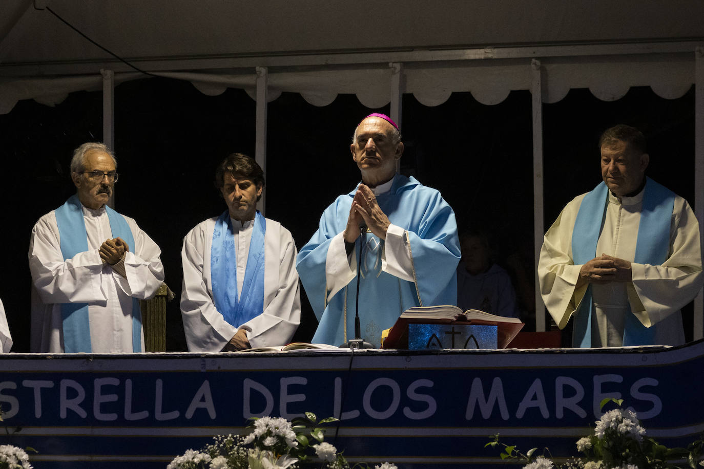 El obispo de la Diócesis, Arturo Ros, en el altar que decía 'Estrella de los Mares'.