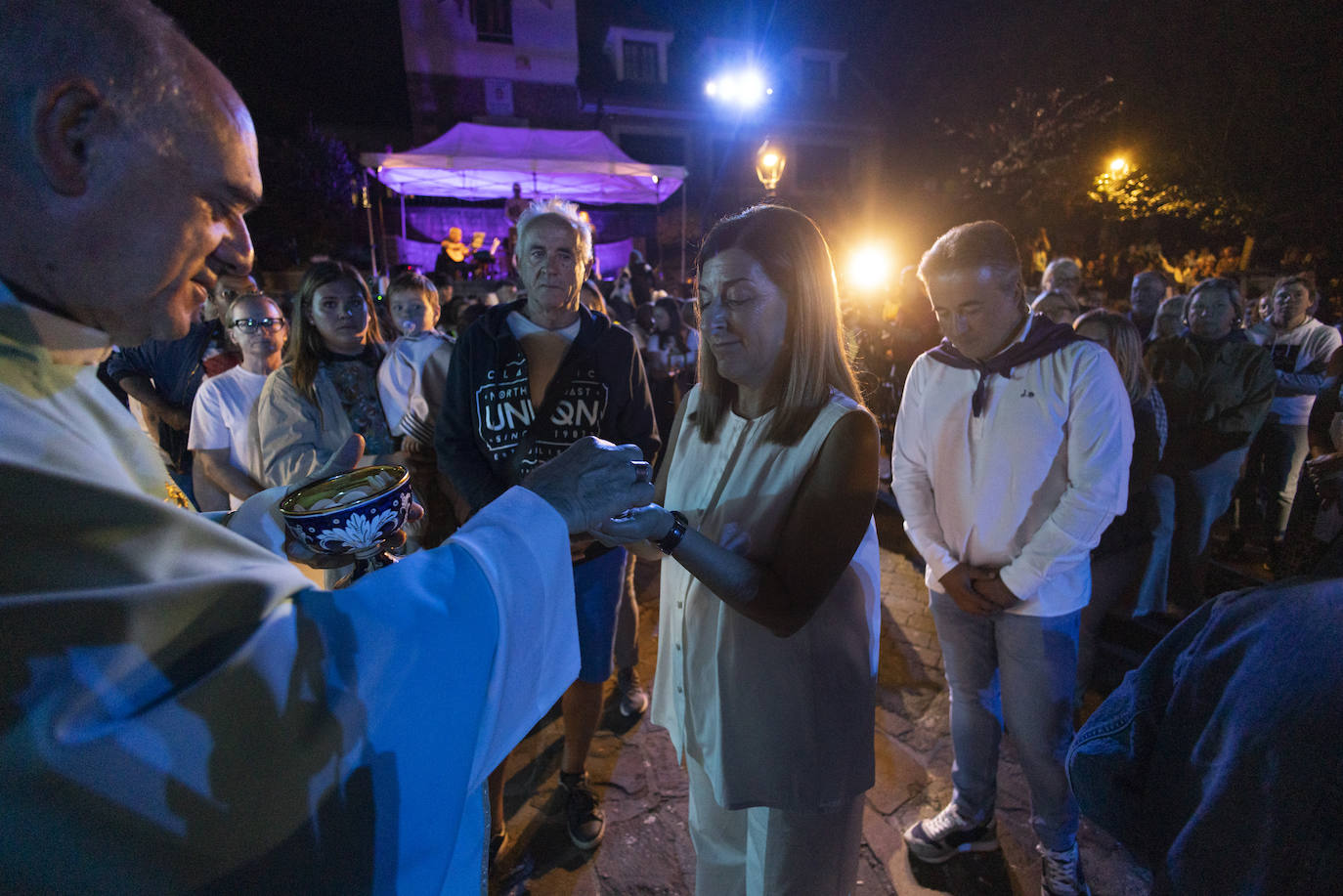 La presidenta del Gobierno de Cantabria, María José Sáenz de Buruaga, en el momento de la comunión. 