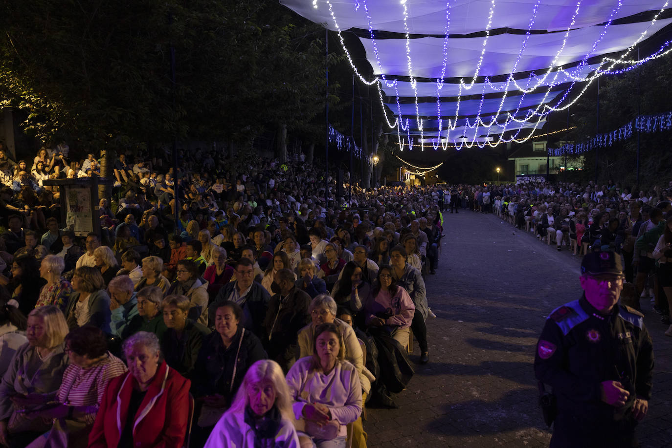 El entorno de la ermita se abarrotó en la primera misa de la madrugada  y mantuvo el orden durante toda la celebración.