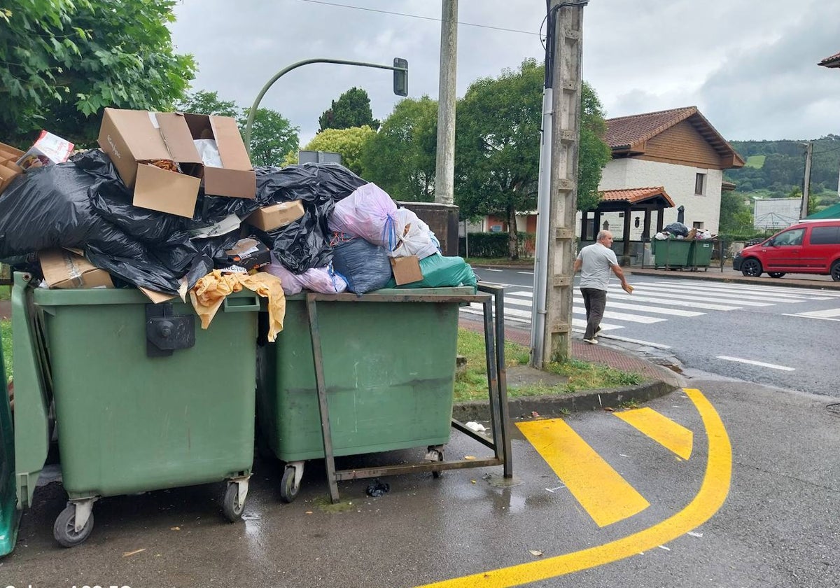 Bolsas de basura en los contenedores de Escalante.