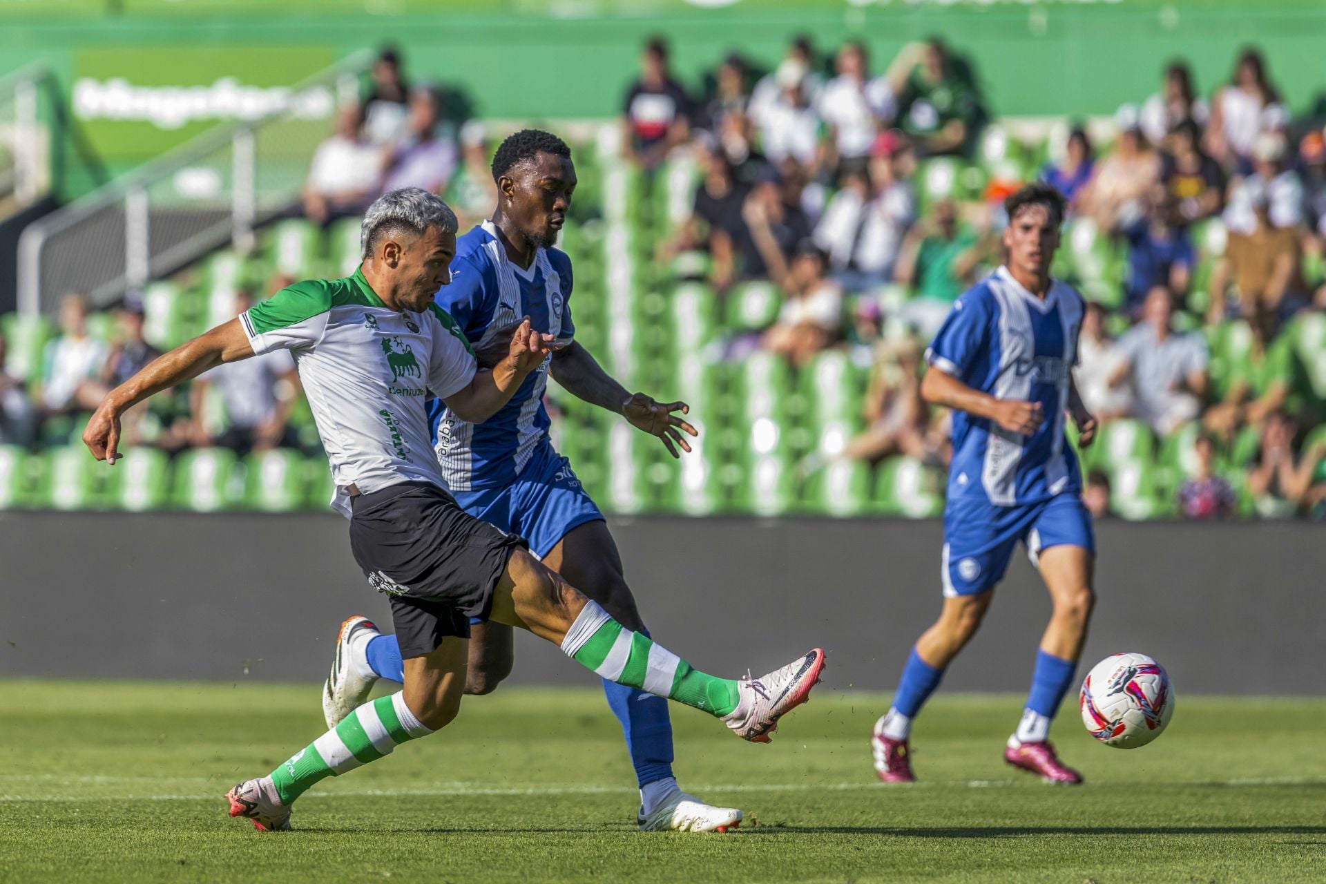 Salinas, el chaval del filial, salta ante Sivera, portero del Alavés en el primer partido amistoso.