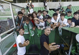 Vencedor y Juan Carlos Arana se hacen un selfie con varios aficionados del Racing