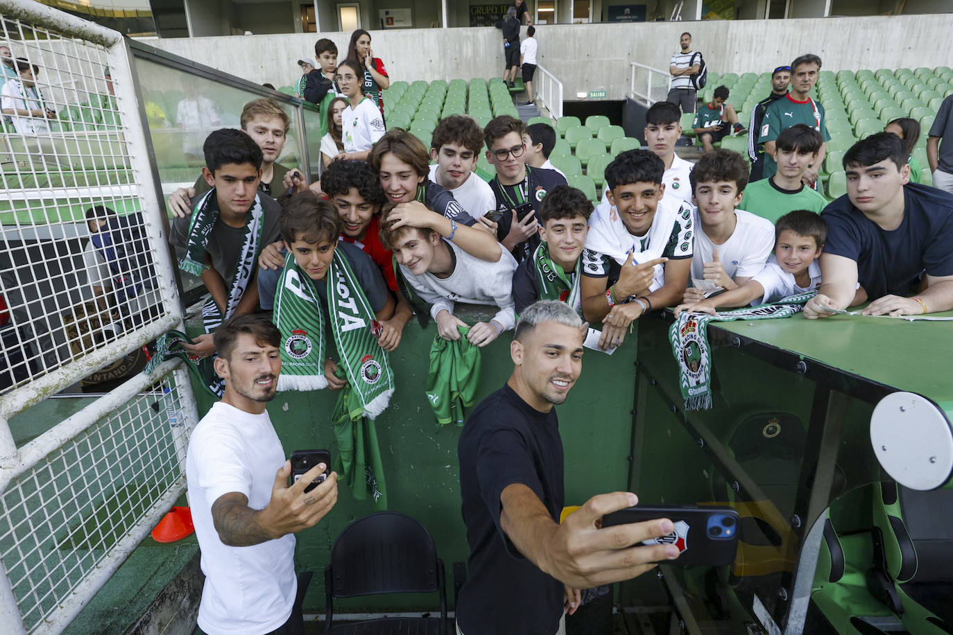 Arana se realiza un selfie con unos aficionados. 