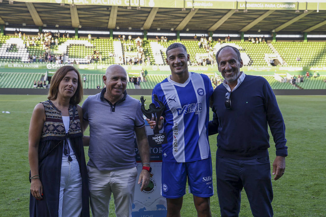 Un jugador del Alavés recibe el Trofeo Nando Yosu que s equipo se llevó en la tanda de penaltis. 