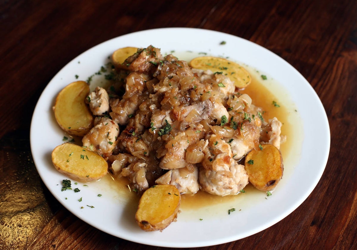 Una de las múltiples versiones de bonito encebollado.