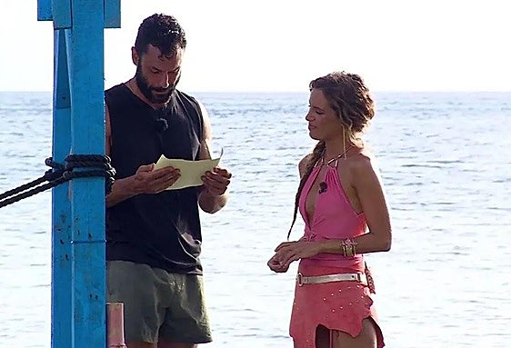 Jorge Pérez junto a Laura Madrueño tras pasar el 'Puente de las Emociones'. En este momento está viendo un dibujo enviado por sus hijos.