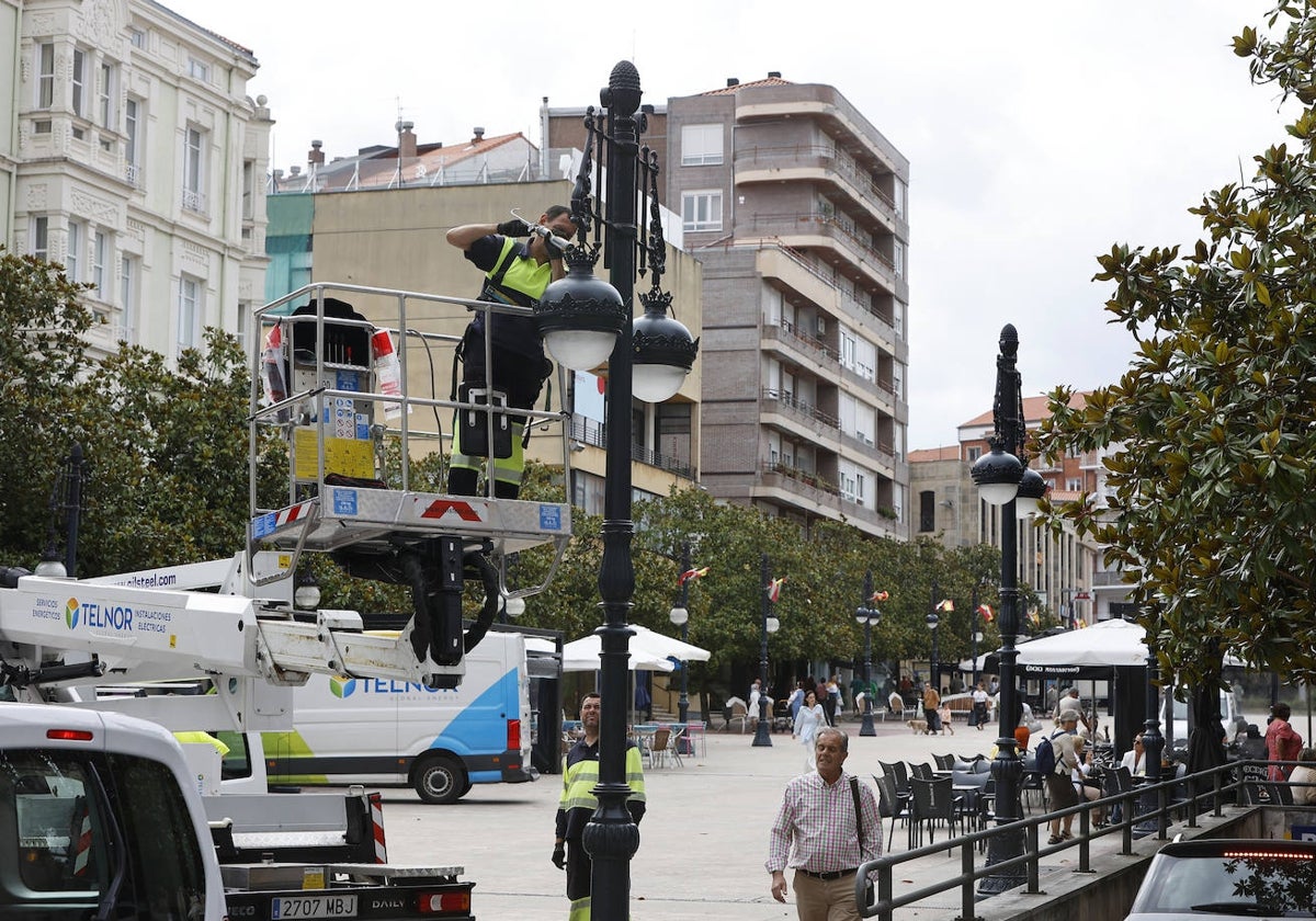 Un operario repara una farola, el año pasado, en el Bulevar Demetrio Herrero de Torrelavega.