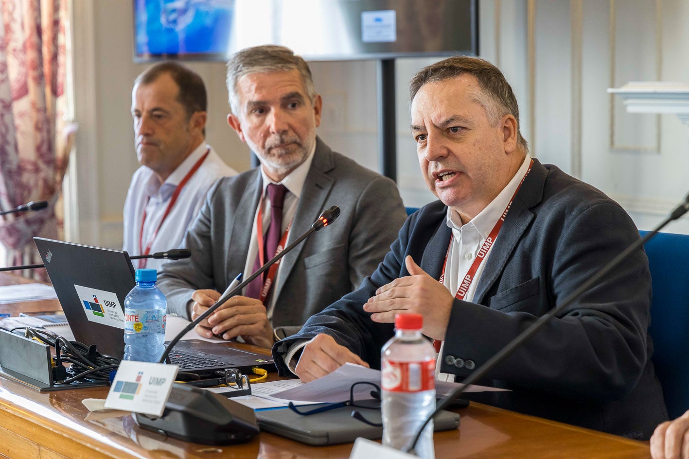 Íñigo Noriega, director de El Diario Montañés, en primer término, presenta las primeras ponencias de la jornada, acompañado por César Díaz, presidente de la Autoridad Portuaria de Santander y Fernando Pereda, presidente del Real Club Marítimo de Santander. 