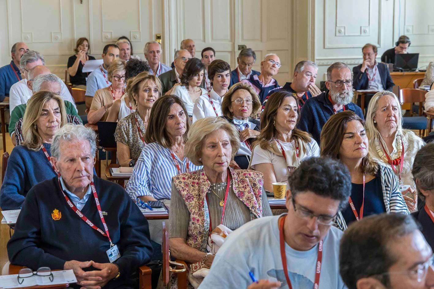 Numeroso público asistió a la charla 'Historia de la navegación en Santander e inicio de la vela deportiva'.