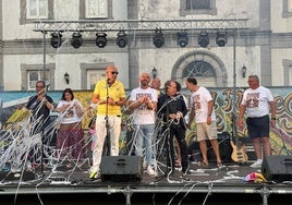 Momento de la presentación esta noche del pregón de Laredo Hippie.