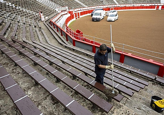 Los bancos de los tendidos se limpian con esmero para acoger a los espectadores que pasarán por la plaza durante la feria.
