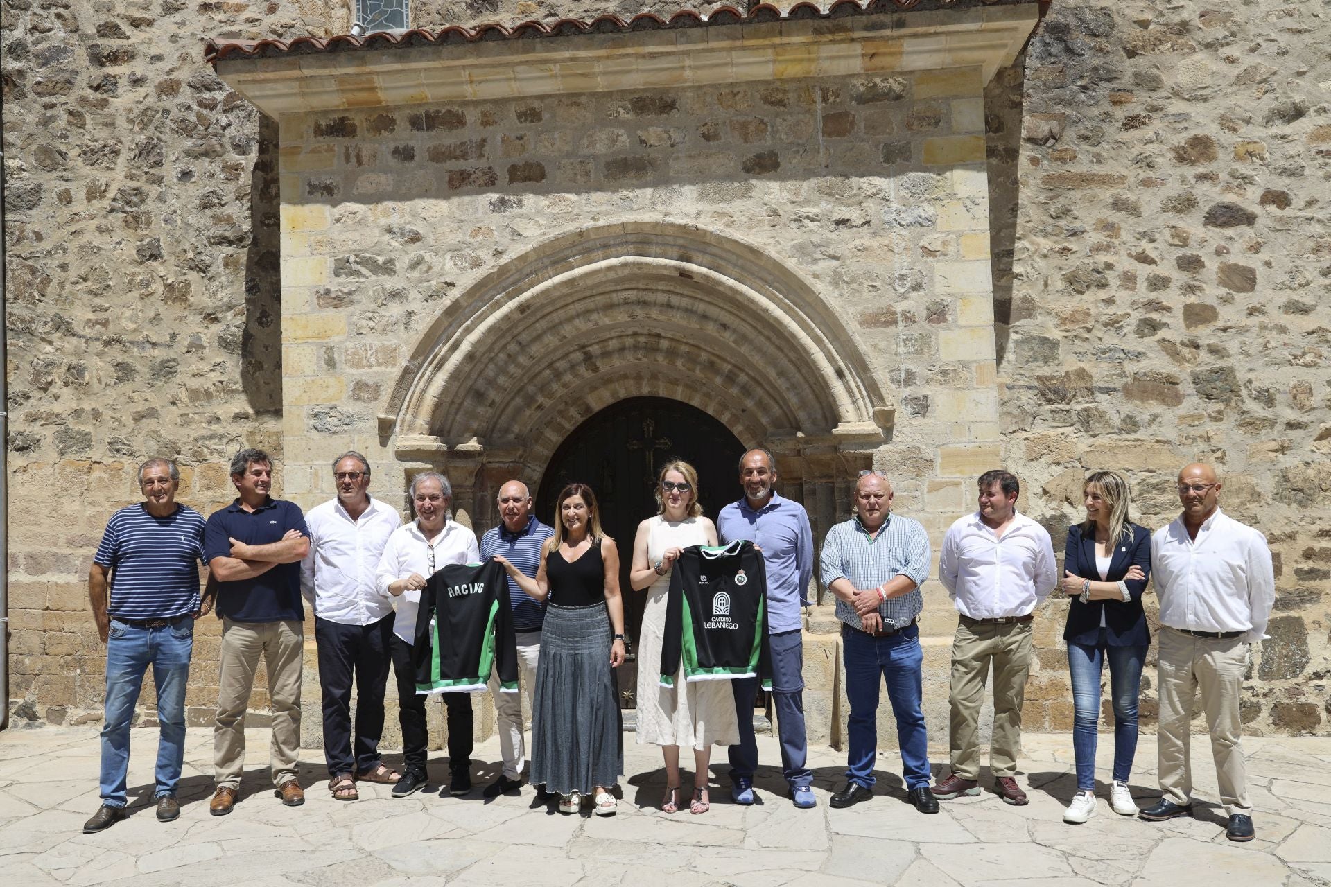 Los dirigentes del Racing , autoridades del Gobierno Regional y también de Liébana, posan con dos camisetas del Racing. 