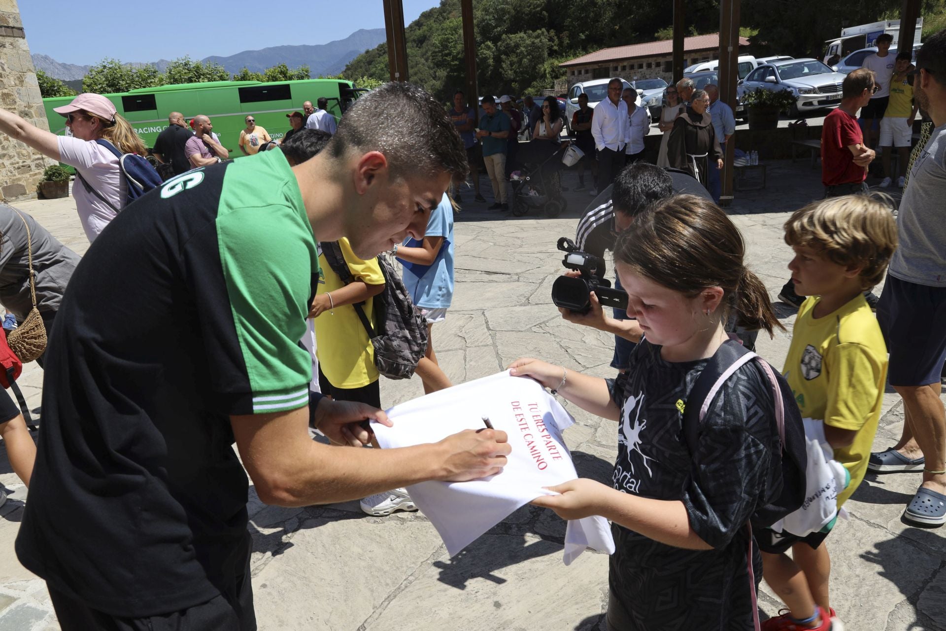 Íñigo Sainz de Maza se mostró muy atento con todos los niños.