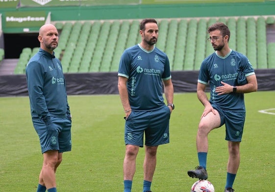 José Alberto junto a su cuerpo técnico esta semana.