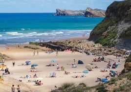 Vista de la playa de Canallave, en Liencres.