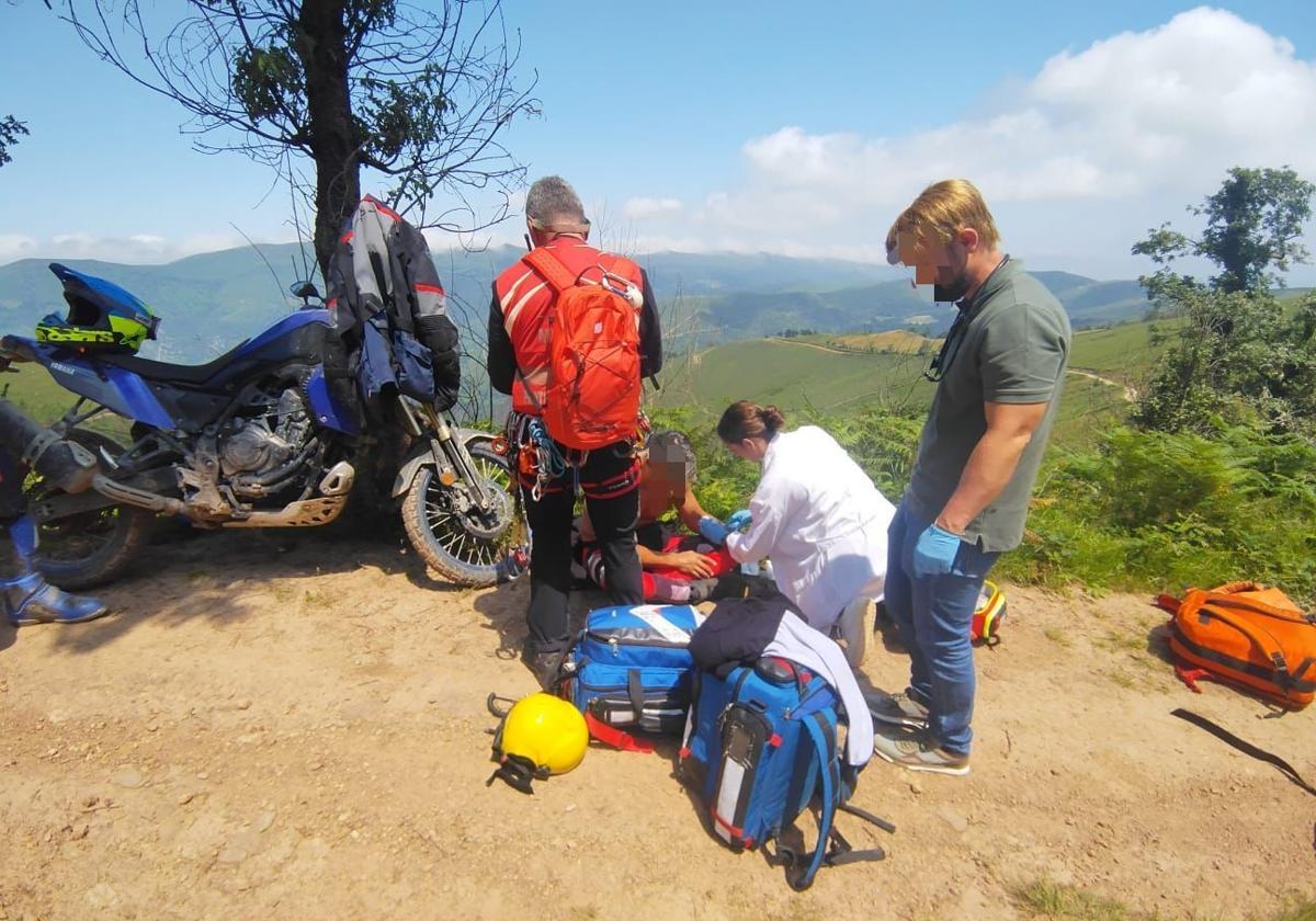 Herido un motorista al caer por una pista forestal en Puentenansa