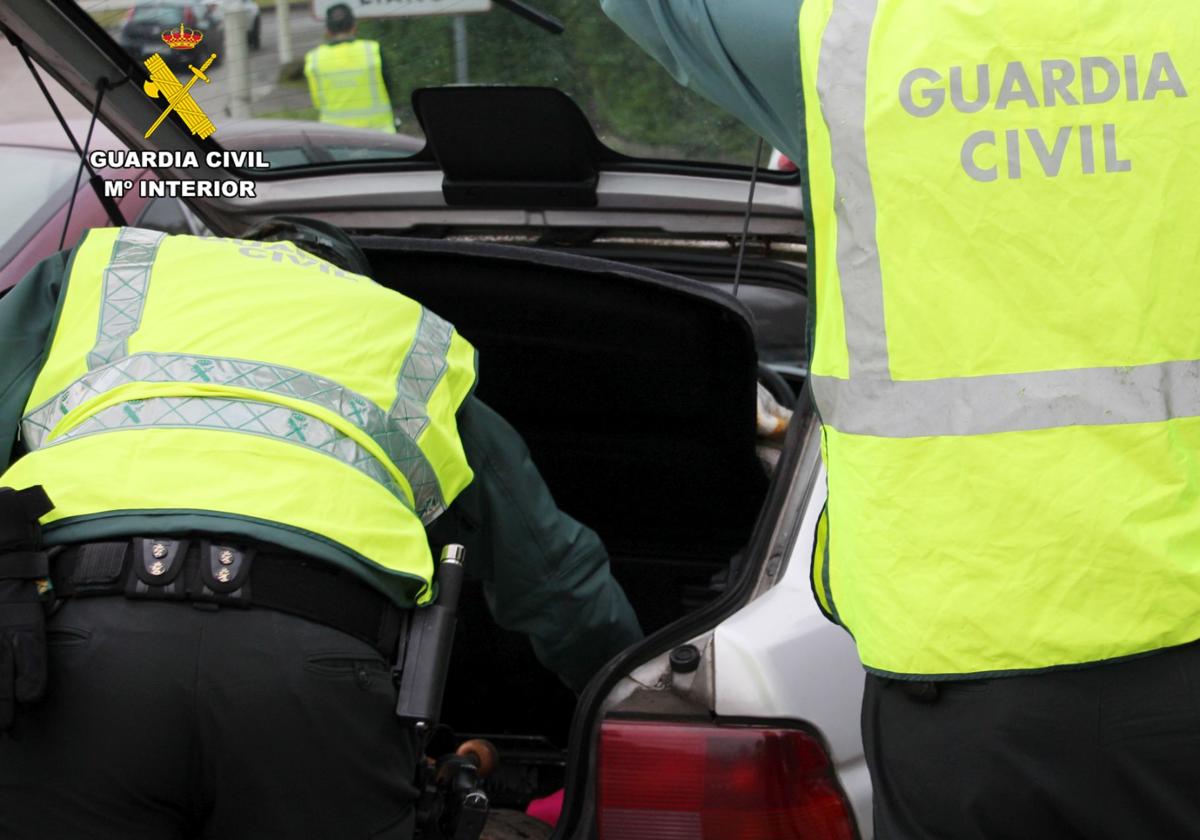 La Guardia Civil registra un vehículo durante uno de los controles.