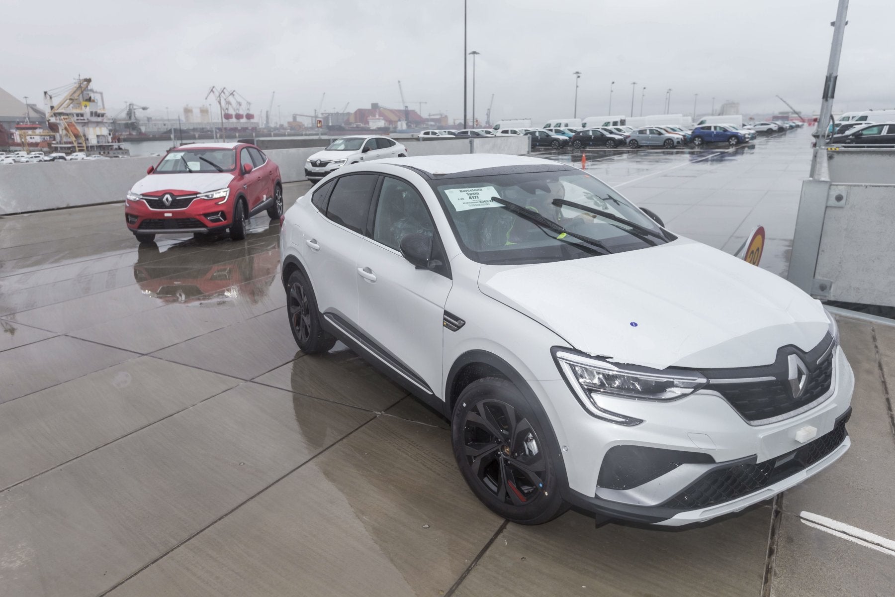 Tránsito de coches Renault por el Puerto de Santander, en 2022.