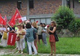 Trabajadores manifestándose hace una semana ante el Ayuntamiento.