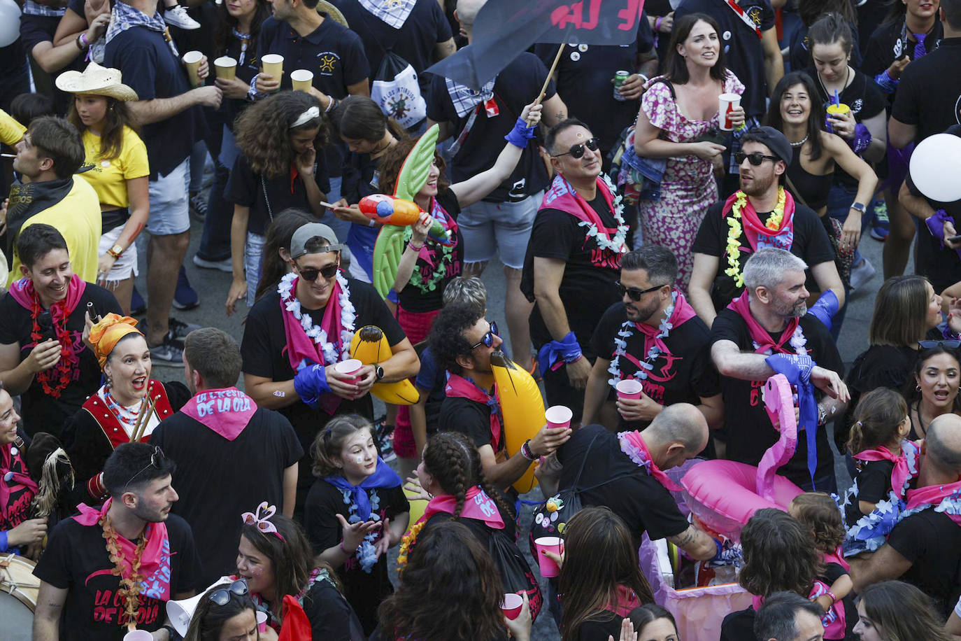 Más gente y más peñas. Hasta 21 estuvieron representadas en el Ayuntamiento para el chupinazo