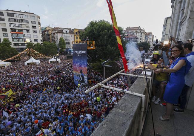 La alcaldesa enciende la mecha