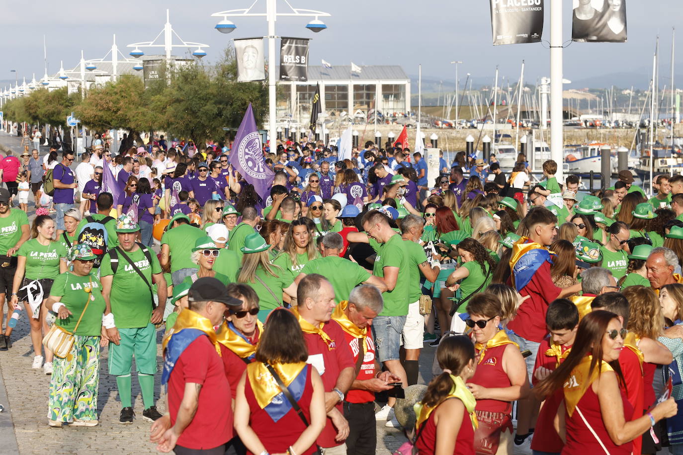 Peña La Pera, de verde junto al resto de agrupaciones que al llegar al Ayuntamiento de colocaron en el centro de la plaza. Buena parte de la animación de estos días recae en ellas