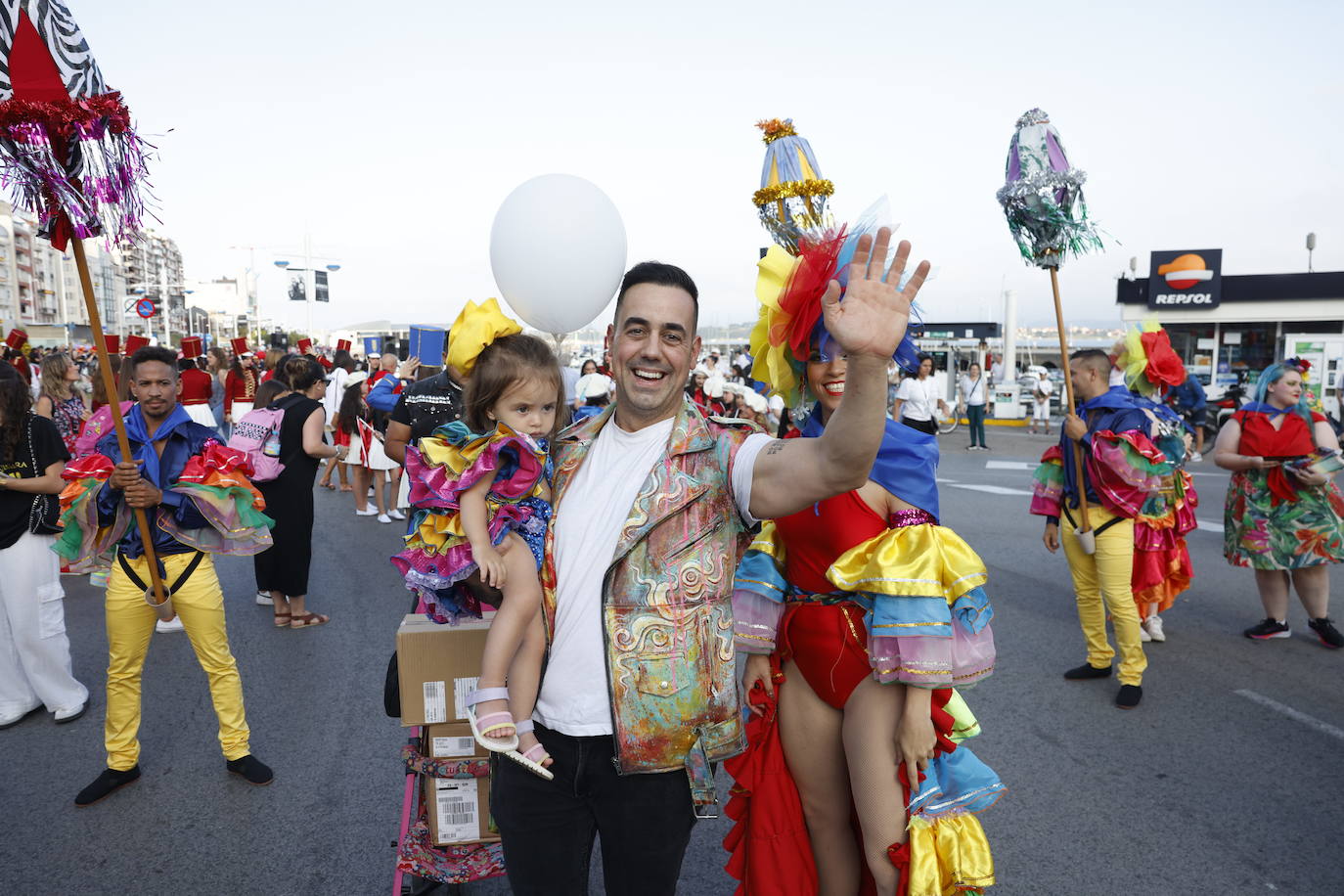 Raul Alegría con su hija Luna en brazos, y su mujer Lucía Rivera llevaron la alegría del circo al desfile