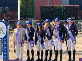 Celia Cobo, tercera por la izquierda, con sus compañeros de la selección juvenil.