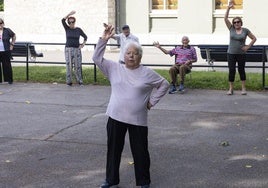 Julia María Fuencisla Pérez, en sus clases de gimnasia en el santanderino Parque de Jado, con algunos alumnos detrás.