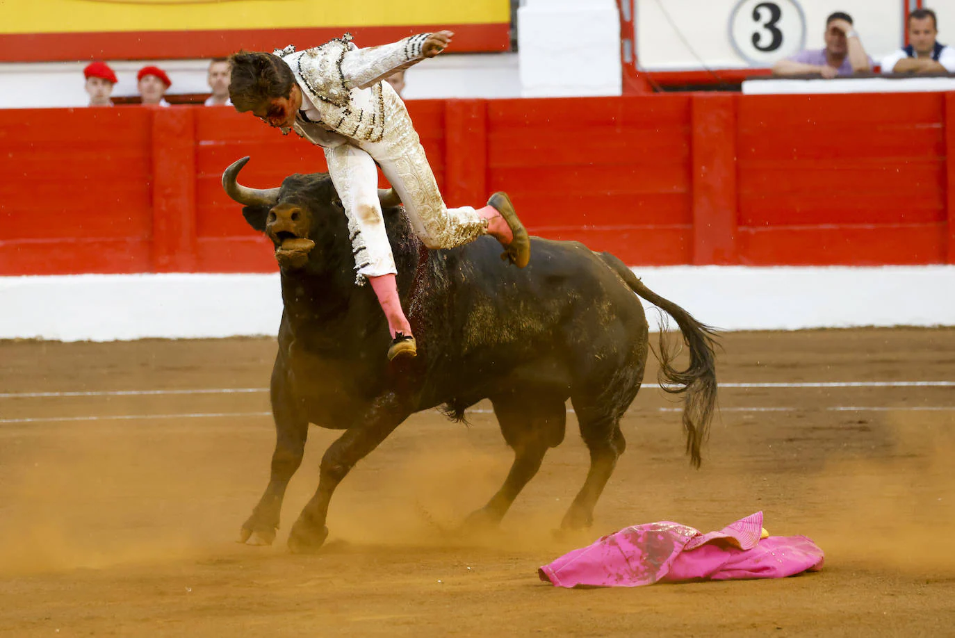 Marco Pérez es volteado por el segundo novillo de la tarde, de nombre 'Mordedor', cuando realizaba un quite por gaoneras.