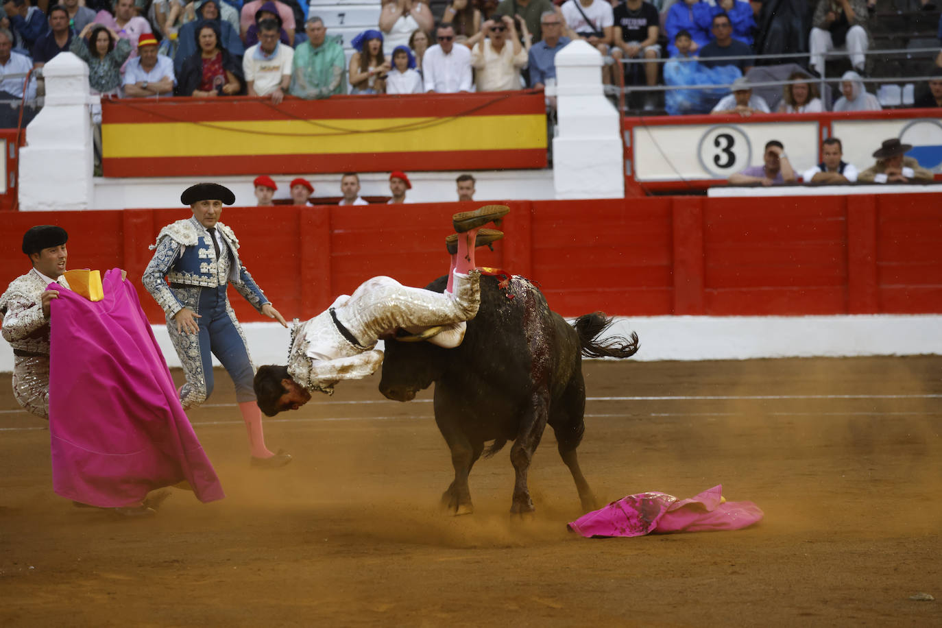 Pérez durante otro momento de la cogida del segundo novillo.